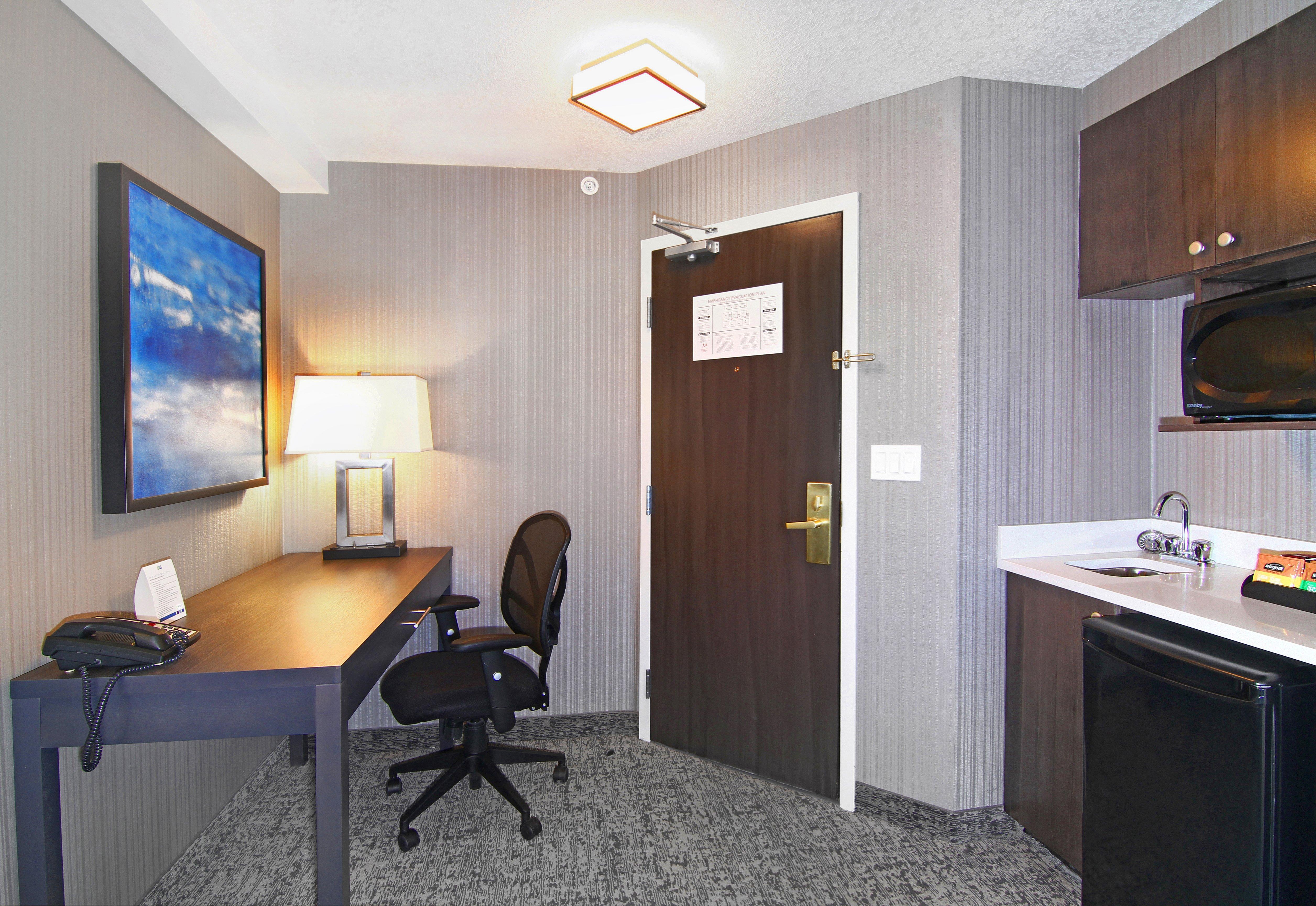 Holiday Inn Express And Suites Calgary By Ihg Exterior photo