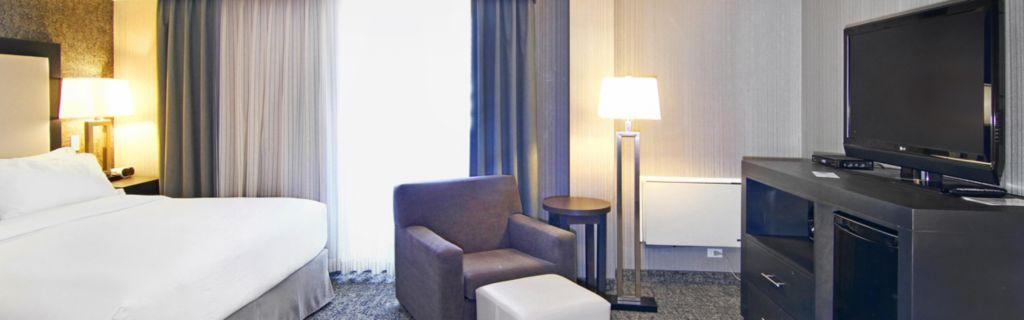 Holiday Inn Express And Suites Calgary By Ihg Exterior photo