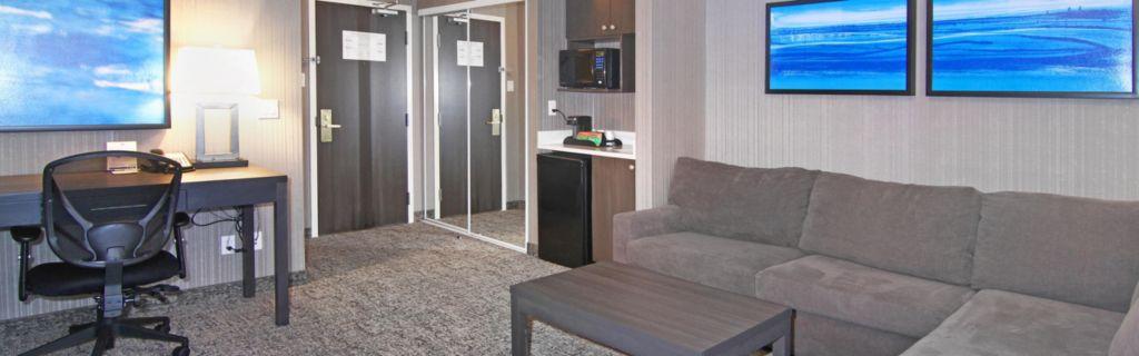 Holiday Inn Express And Suites Calgary By Ihg Exterior photo