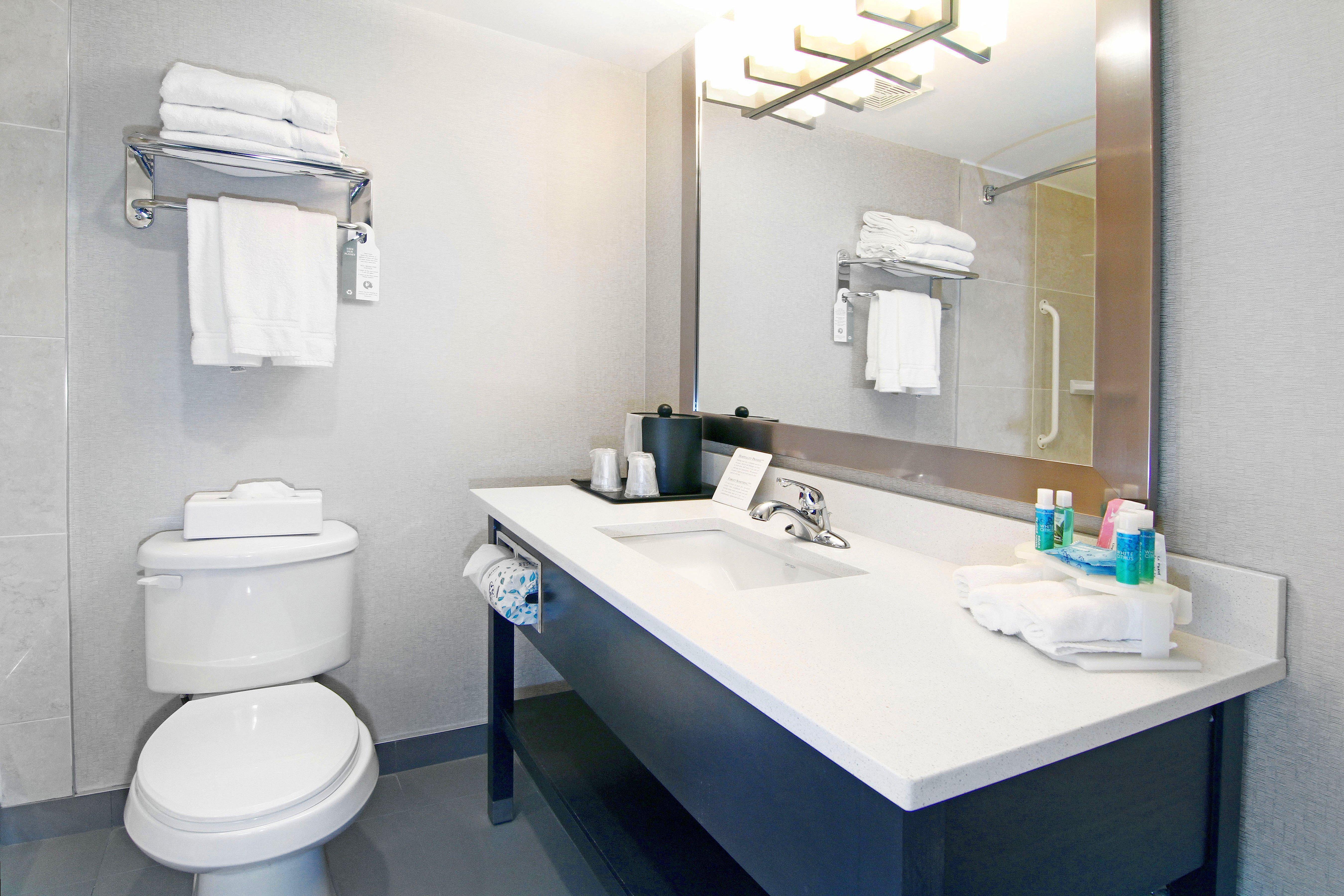 Holiday Inn Express And Suites Calgary By Ihg Exterior photo