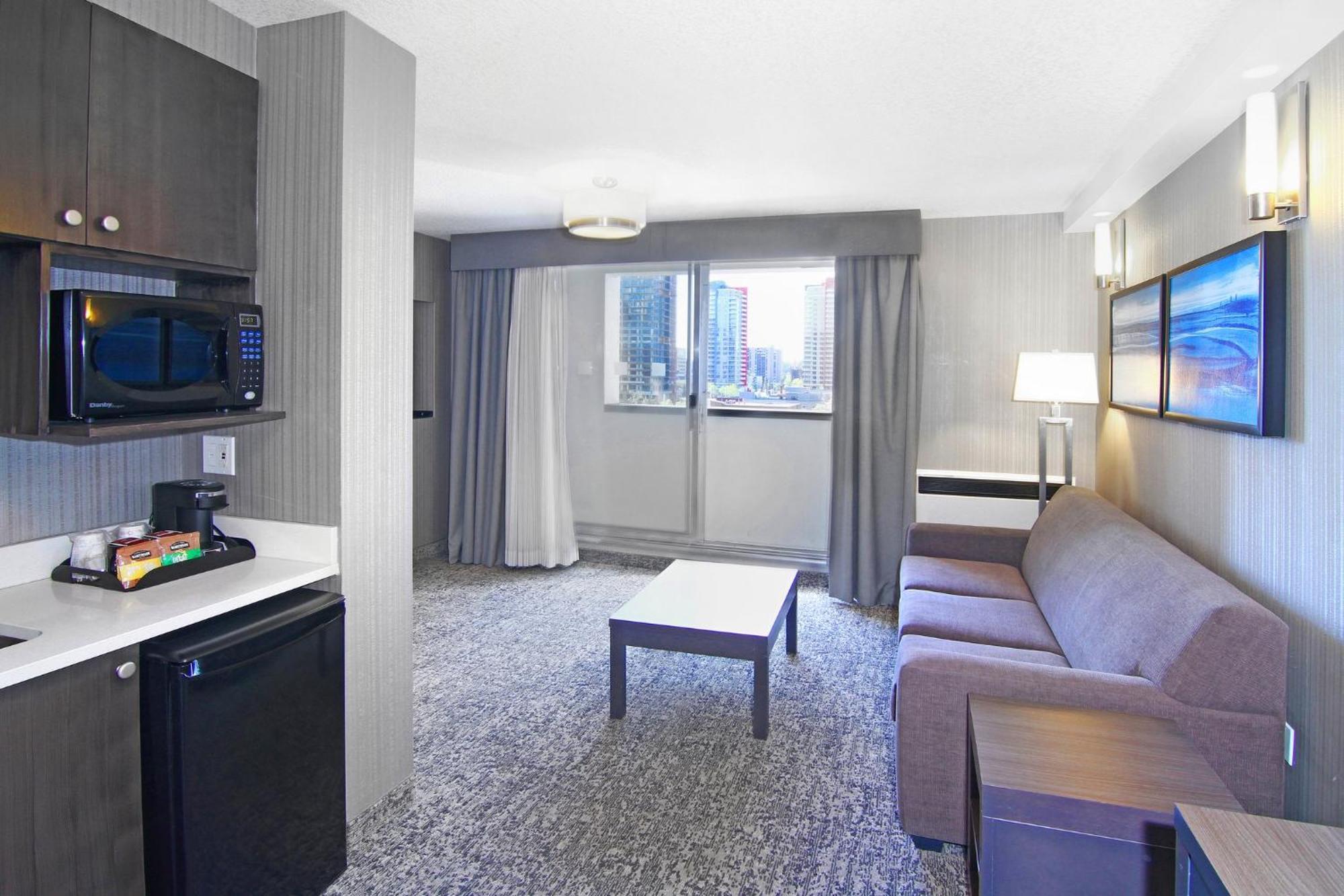 Holiday Inn Express And Suites Calgary By Ihg Exterior photo