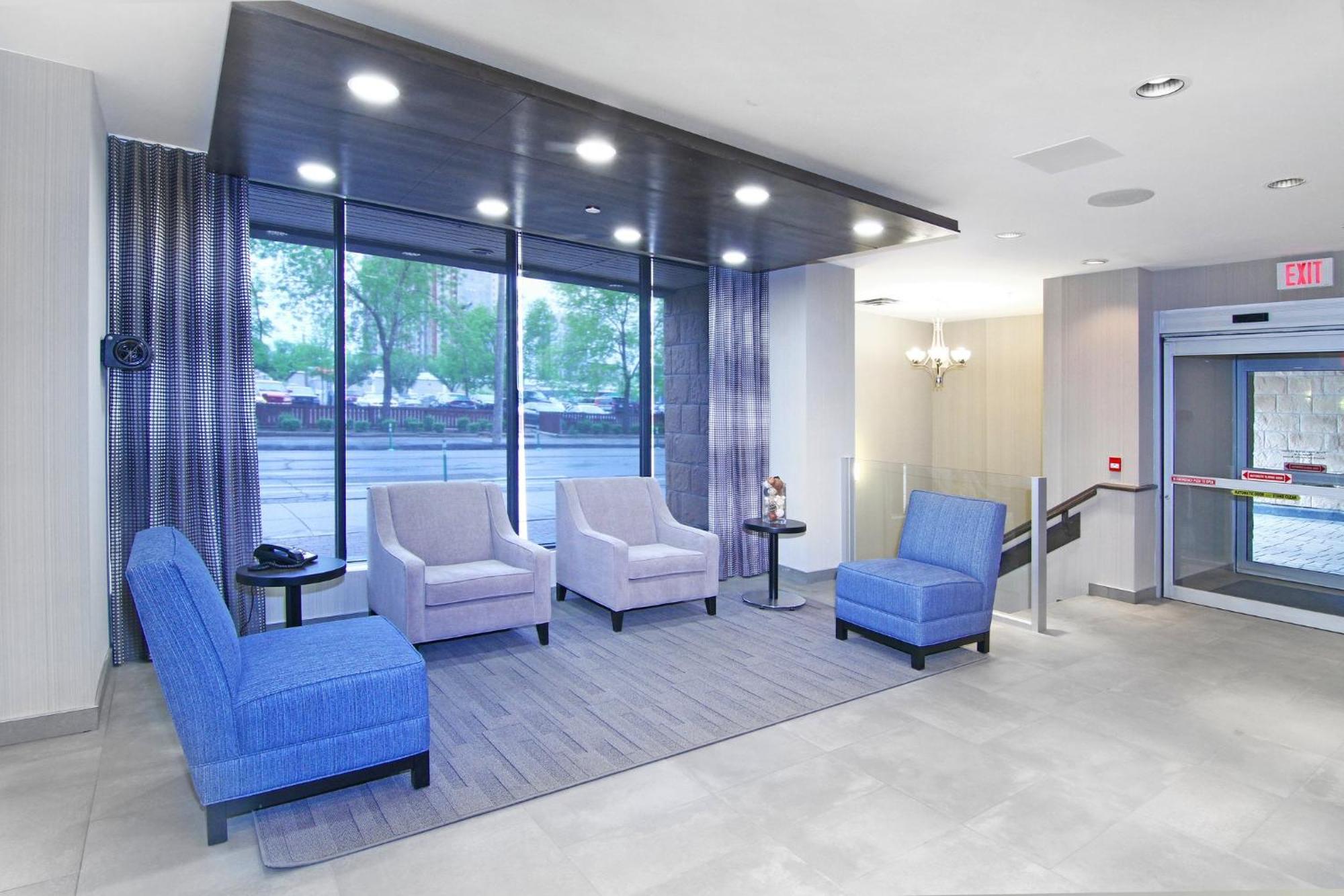 Holiday Inn Express And Suites Calgary By Ihg Exterior photo