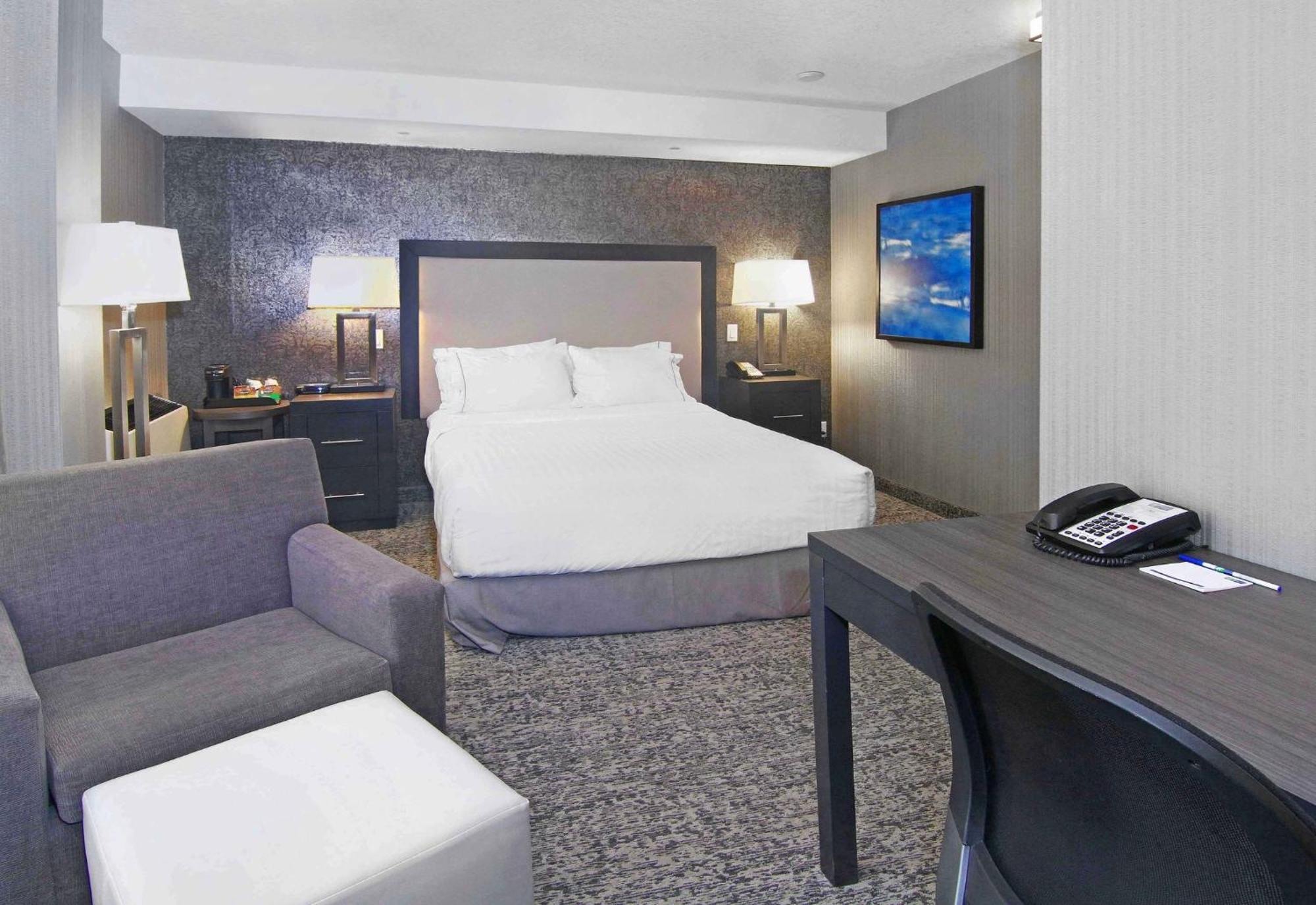 Holiday Inn Express And Suites Calgary By Ihg Exterior photo