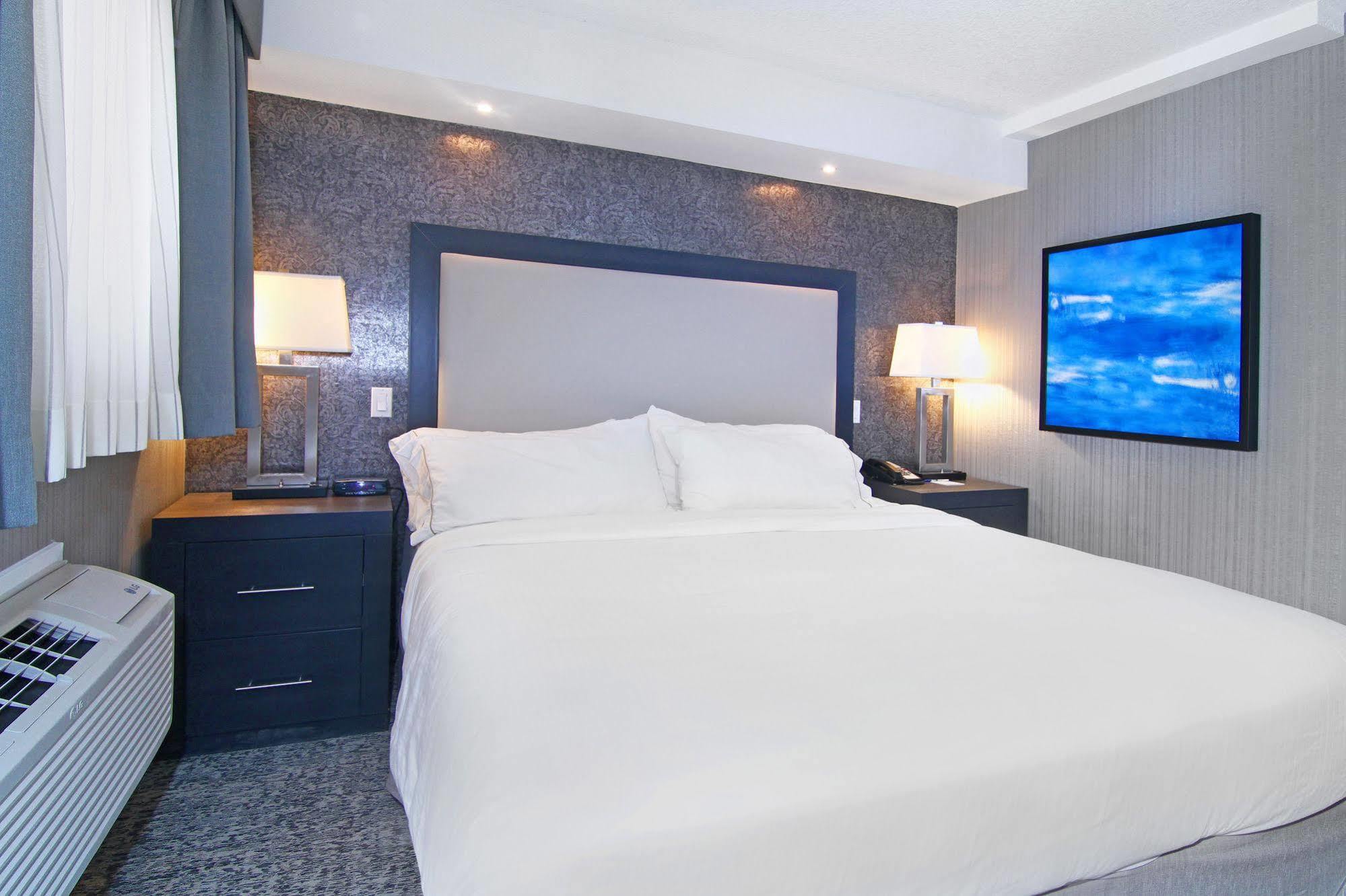 Holiday Inn Express And Suites Calgary By Ihg Exterior photo