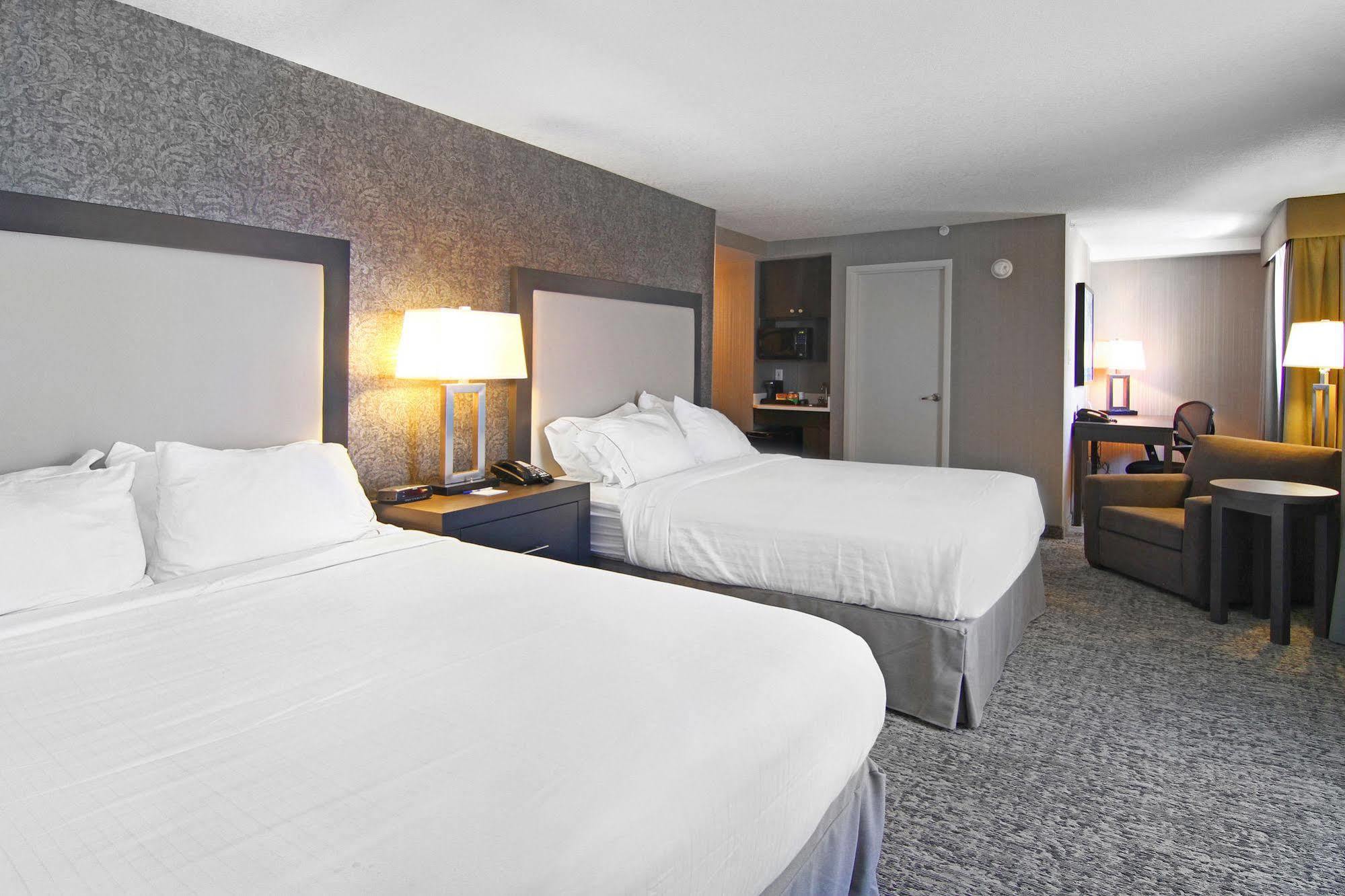 Holiday Inn Express And Suites Calgary By Ihg Exterior photo