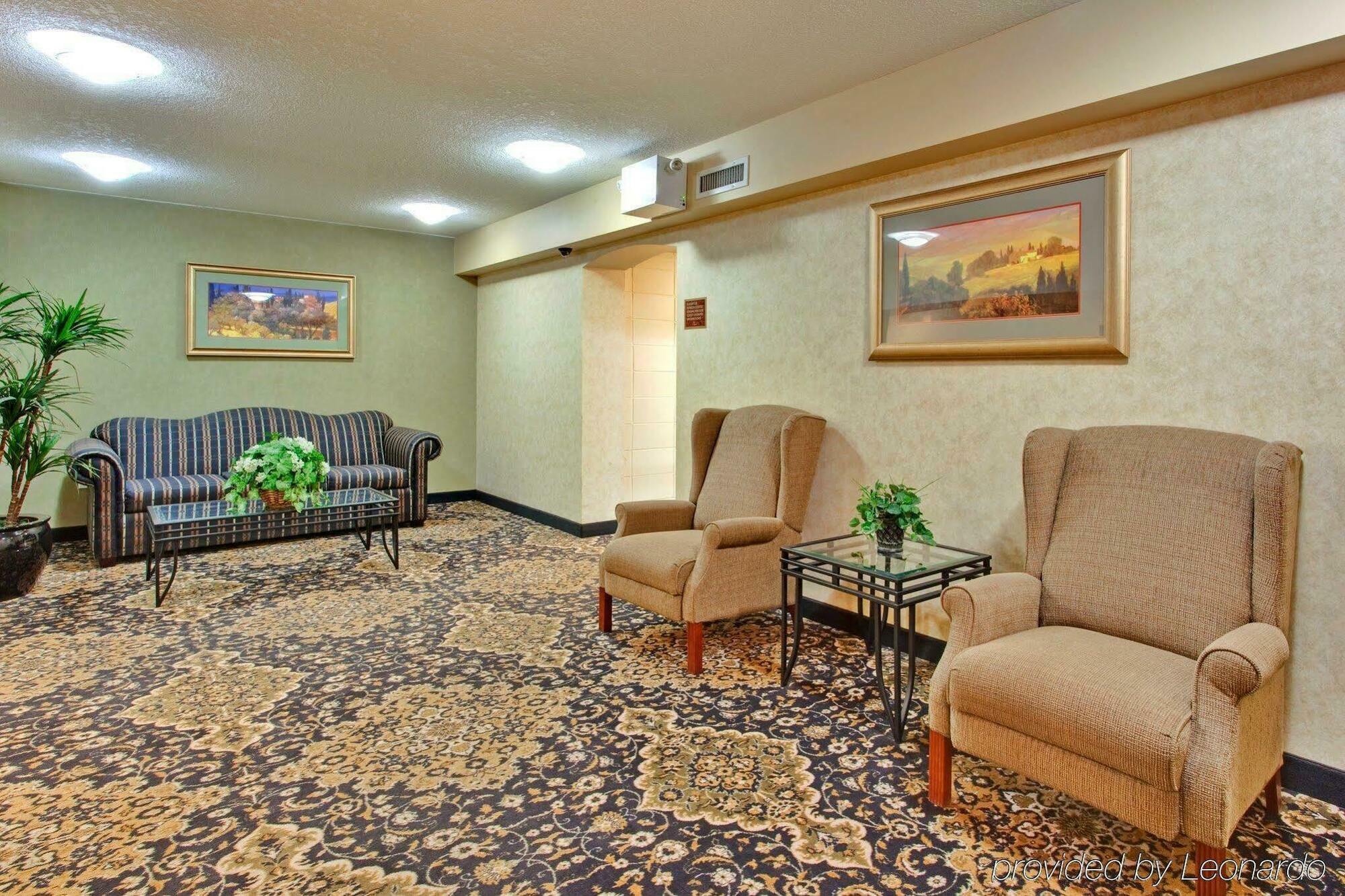 Holiday Inn Express And Suites Calgary By Ihg Exterior photo