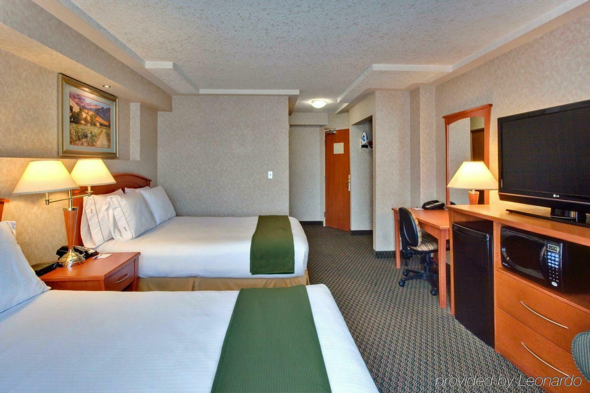 Holiday Inn Express And Suites Calgary By Ihg Exterior photo