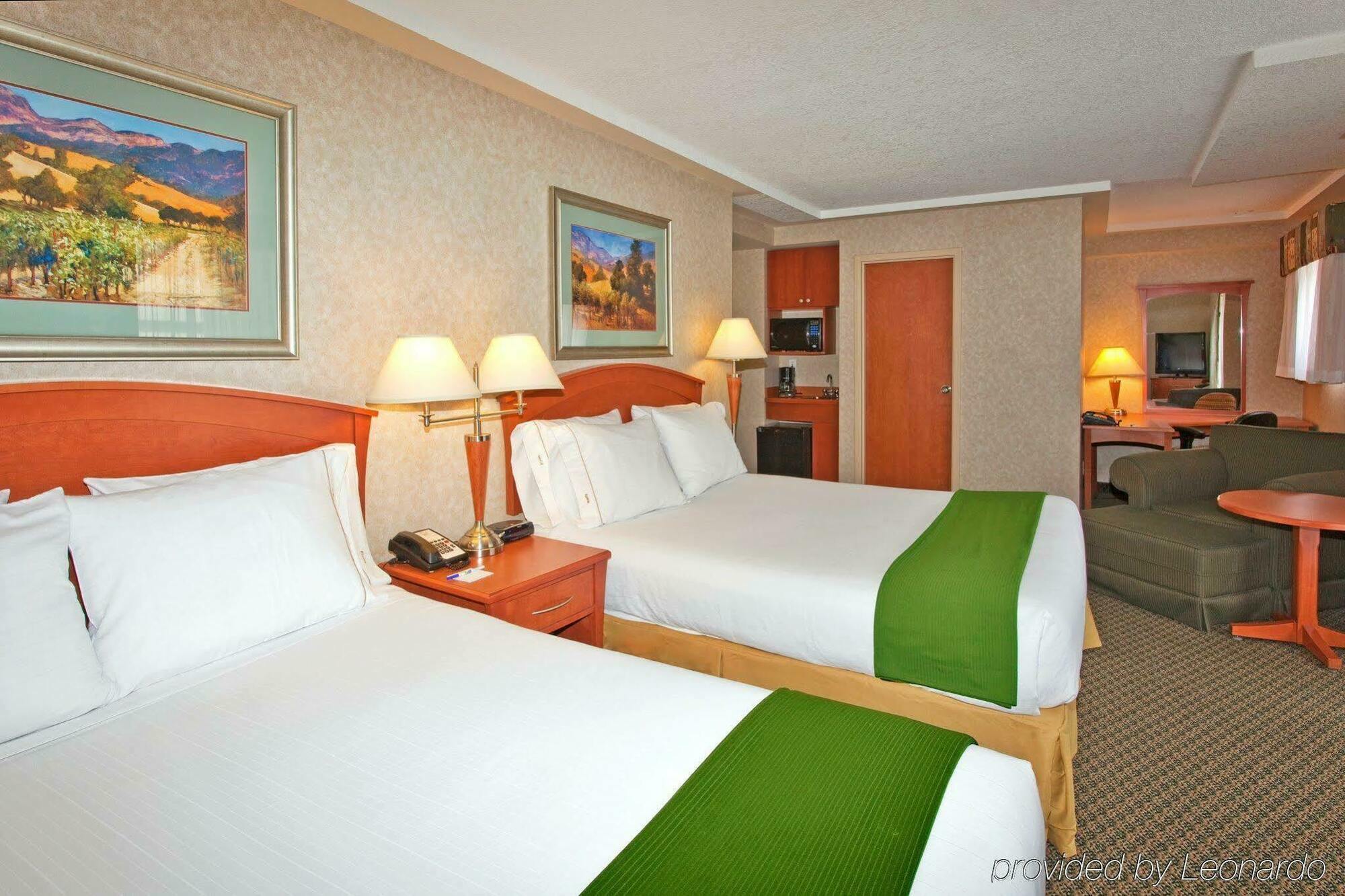Holiday Inn Express And Suites Calgary By Ihg Exterior photo