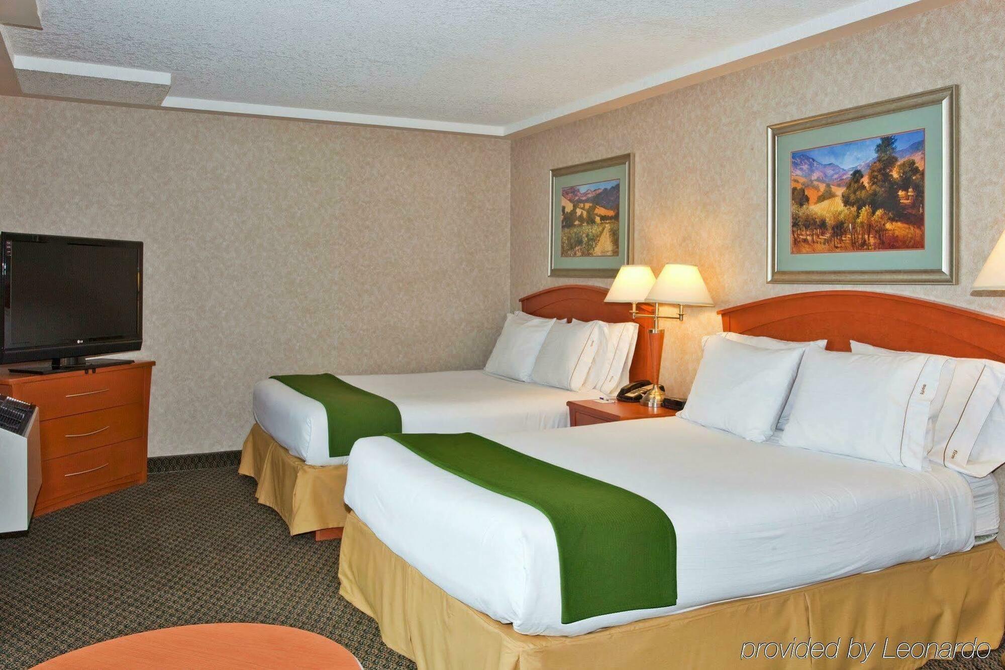 Holiday Inn Express And Suites Calgary By Ihg Exterior photo