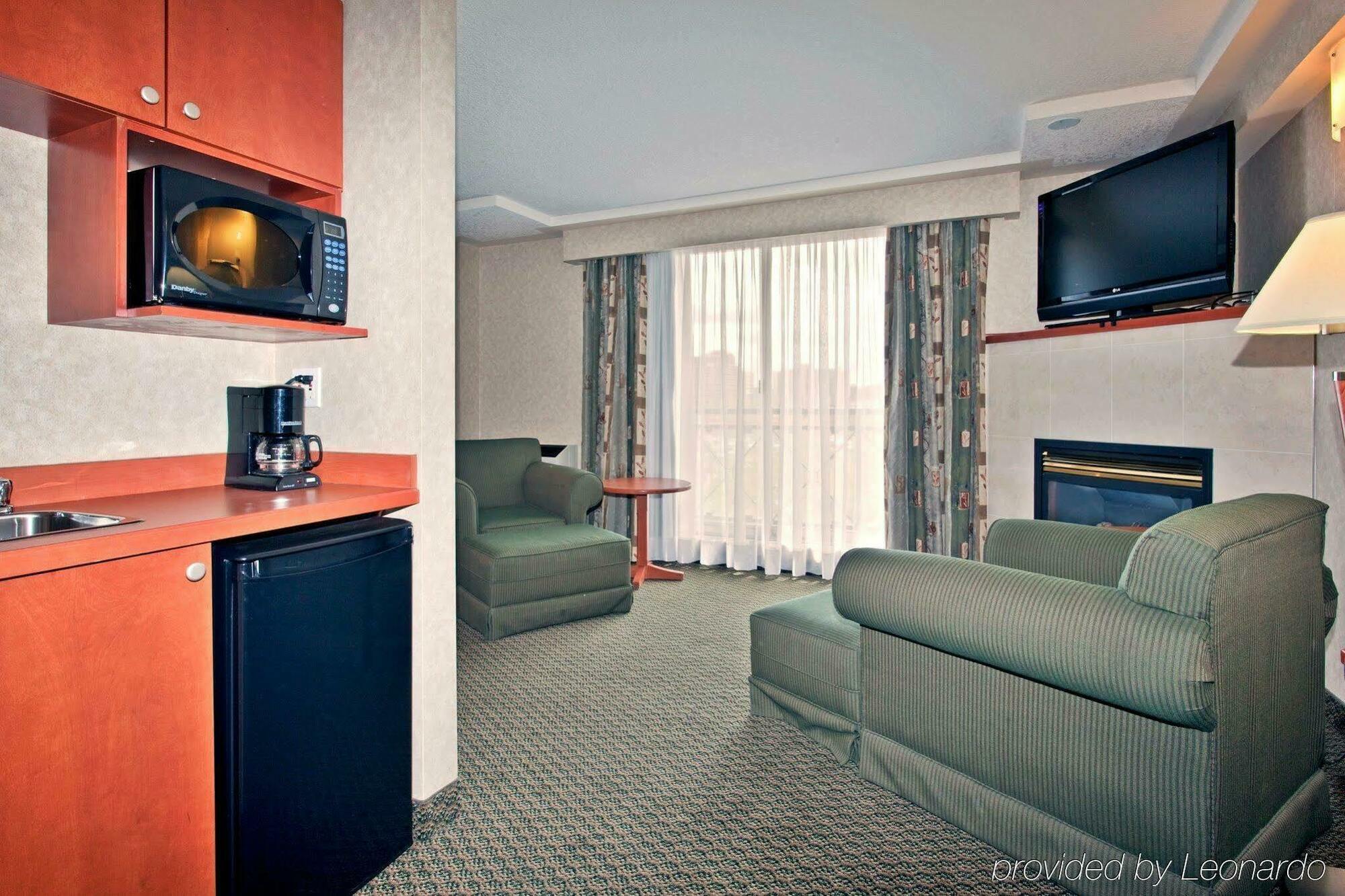 Holiday Inn Express And Suites Calgary By Ihg Exterior photo