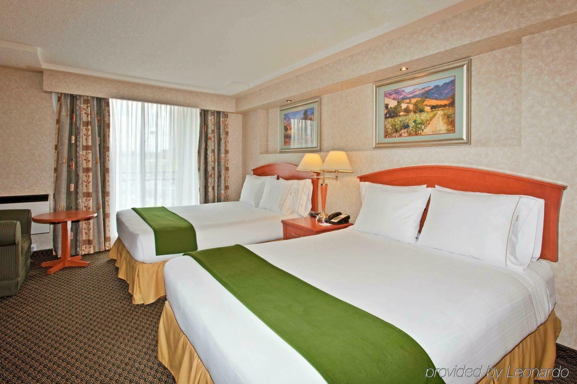 Holiday Inn Express And Suites Calgary By Ihg Exterior photo
